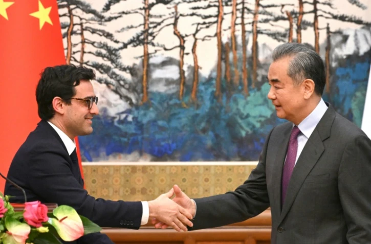 Le ministre français des Affaires étrangères Stéphane Séjourné et son homologue chinois Wang Yi, à Pékin le 1er avril 2024