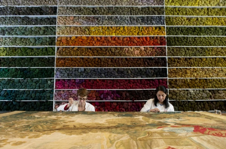 Des restauratrices de tapisseries anciennes à la Manufacture royale De Wit à Malines, en Belgique, le 25 avril 2017