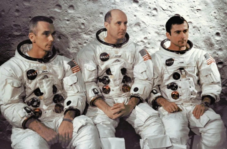 L'équipage d'Apollo 10 le 3 avril 1969 au Centre spatial Kennedy: de gauche à droite Eugene Cernan, pilote du module lunaire, le commandant Thomas Stafford, et John Young, pilote du module de commande