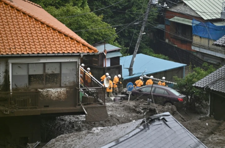 Des secouristes recherchent des survivants après un glissement de terrain à Atami (Japon), le 4 juillet  2021