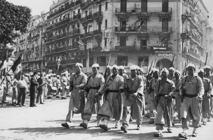 Une compagnie de harkis lors d'un défilé militaire commémorant la fin de la Seconde guerre mondiale, le 8 mai 1957 à Alger