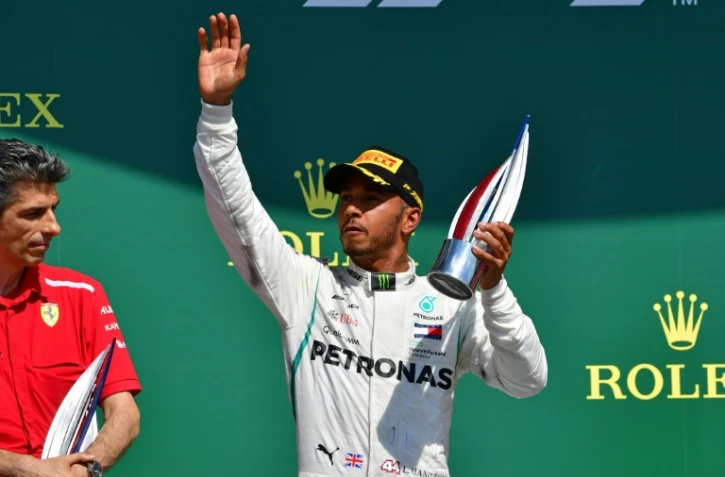 Le pilote britannique Lewis Hamilton (Mercedes) pose avec son trophée après sa 2e place au GP de Grande-Bretagne, le 8 juillet 2018 à Silverstone
