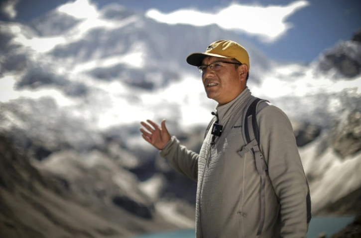 Saul Luciano Lliuya devant le lac Palcacocha, situé à 4.650 mètres d'altitude à Huaraz, dans le nord-est du Pérou, le 23 mai 2022