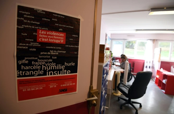 Des femmes travaillent au centre d'appel du collectif féministe contre le viol, le 19 octobre 2017 à Paris