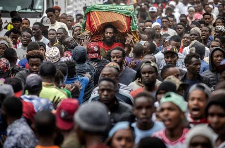 Le cercueil d'Ibrahim Kamau, 19 ans, accompagné par la foule dans les rues de Nairobi, le 28 juin 2024