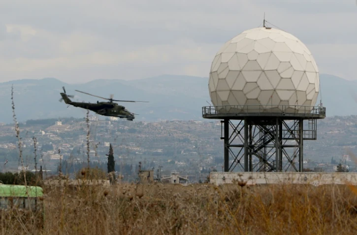 Vue sur un radar de la base militaire russe de Hmeimin en Syrie, le 16 décembre 2015