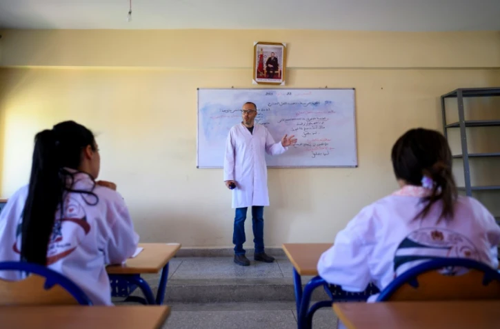 Des élèves suivent un cours d'arabe dans l'une des "Ecoles de la deuxième chance" destinées à lutter contre le décrochage scolaire, le 22 mai 2025 dans la ville marocaine de Tiflet, à une soixantaine de kilomètres de Rabat