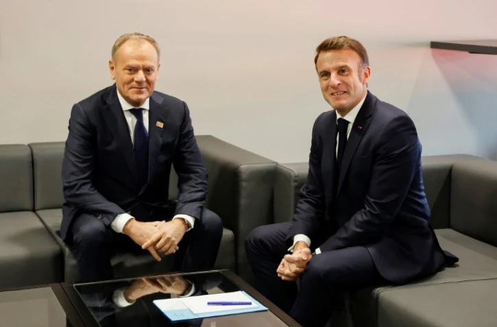Emmanuel Macron et le Premier ministre polonais Donald Tusk lors du sommet de la Communauté politique européenne à Budapest en Hongrie, le 8 novembre 2024