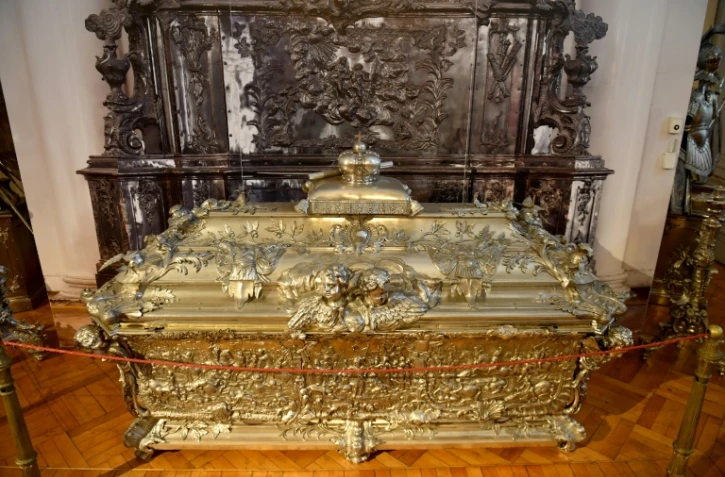 Le sarcophage d'argent du prince Alexandre Nevski, héros national russe, au musée de l'Hermitage à Saint-Pétersbourg, en Russie, le 24 mai 2023