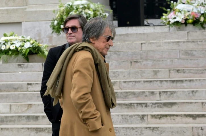 Jacques Dutronc et son fils Thomas lors des obsèques de Françoise Hardy au cimetière du Père Lachaise à Paris le 20 juin 2024