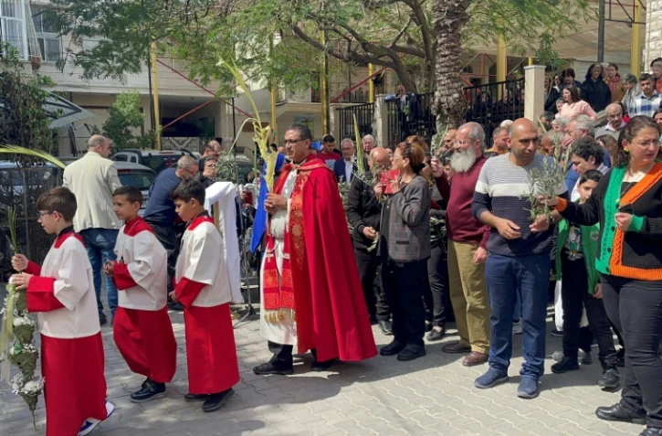 Des fidèles célèbrent le dimanche des Rameaux à la Sainte-Famille, seule église catholique de la ville de Gaza, le 24 mars 2024