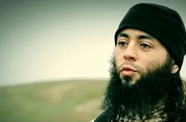 Image prise le 10 mars 2015 à partir d'une vidéo qui aurait été publiée par le groupe État islamique (EI) via Al-Furqan Media, l'une des plateformes jihadistes utilisées par l'EI sur le web, montrant le jihadiste français Sabri Essid alors qu'il s'adresse à une caméra en français dans un lieu non divulgué