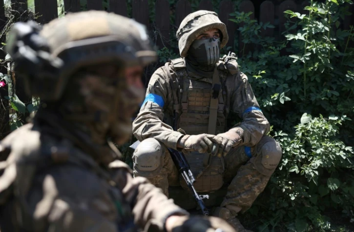 Des soldats ukrainiens de la 22e brigade mécanisée sur une position reconquise dans le village de Klyshchiivka, au sud de Bakhmout, en Ukraine, le 13 juillet 2023 