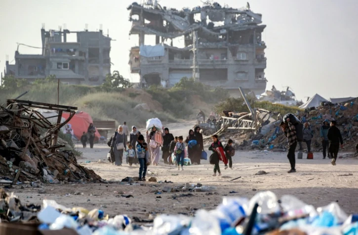 Des déplacés palestiniens fuient Beit Hanoun, dans le nord de la bande de Gaza, après des frappes israéliennes le 18 mars 2025