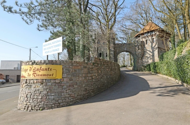 L'entrée du "village d'enfants" de la communauté catholique traditionaliste de Riaumont à Liévin, dans le Pas-de-Calais, le 7 mars 2025