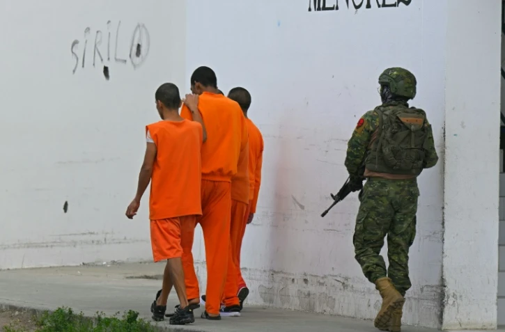Un soldat garde des prisonniers dans la prison de Latacunga, en Équateur, le 22 février 2024