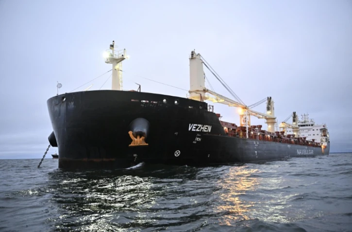 Le cargo Vezhen est ancré au large de Karlskrona, en Suède, le 27 janvier 2025, pour examen par les autorités suédoises