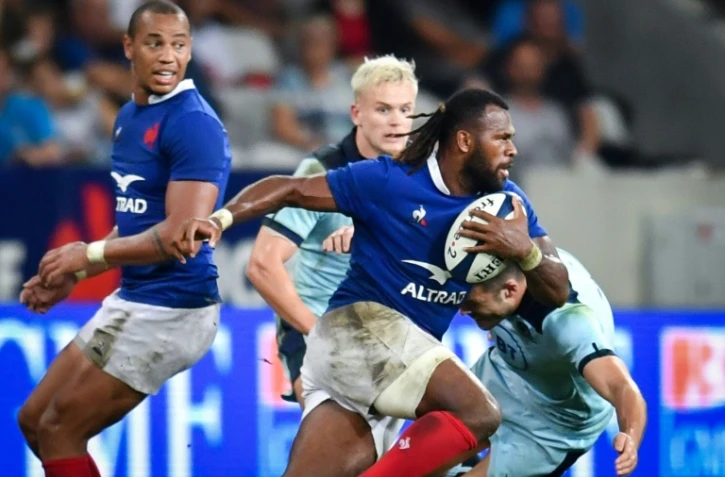 L'ailier français Alivereti Raka à l'attaque sous les yeux de son coéquipier Gaël Fickou (g) contre l'Ecosse, le 17 août 2019 à Nice