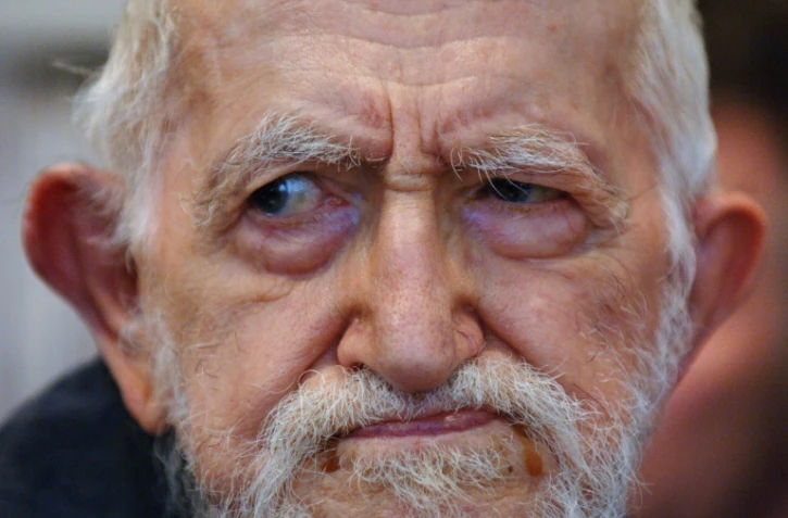 L'abbé Pierre le 03 mars 2005 dans les locaux de l'association Droit au logement (DAL) à Paris le 03 mars 2005