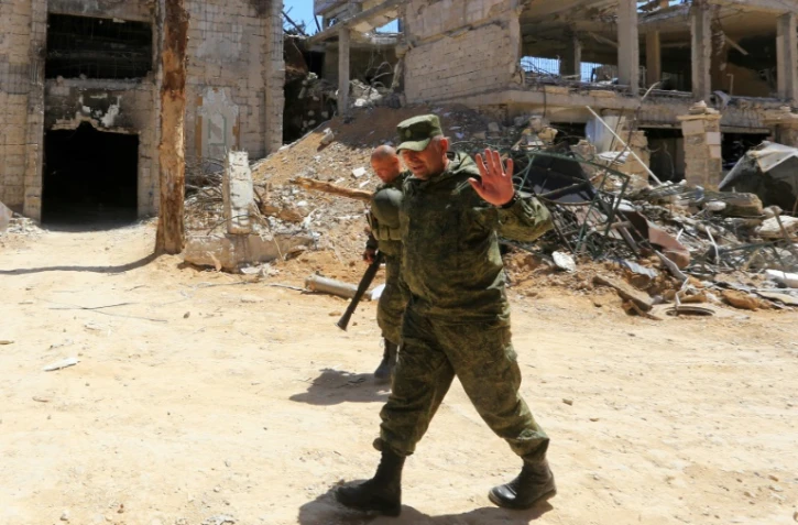 Des militaires russes patrouillent dans les ruines de Douma, le 16 avril 2018