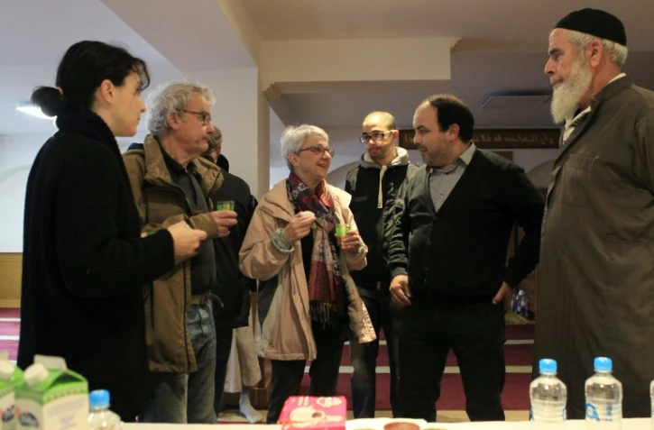 Des participants à un "Thé de la fraternité" dans une salle de prière musulmane d'Ajaccio, le 9 janvier 2016