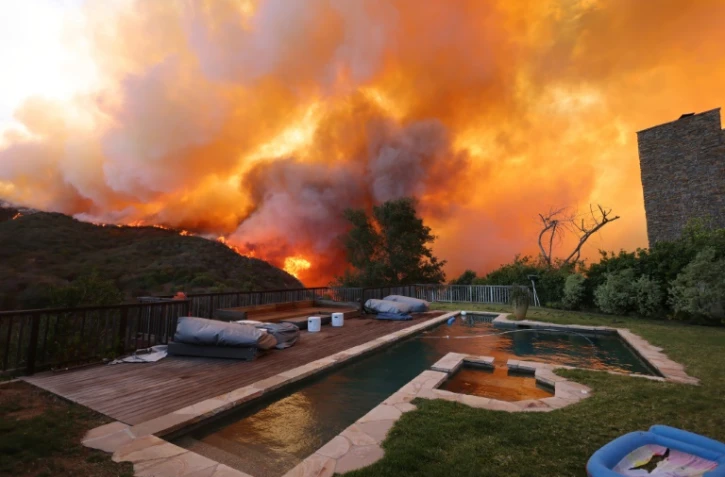 Un feu de forêt près d'habitations à Pacific Palisades, en Californie (Etats-Unis), le 7 janvier 2024