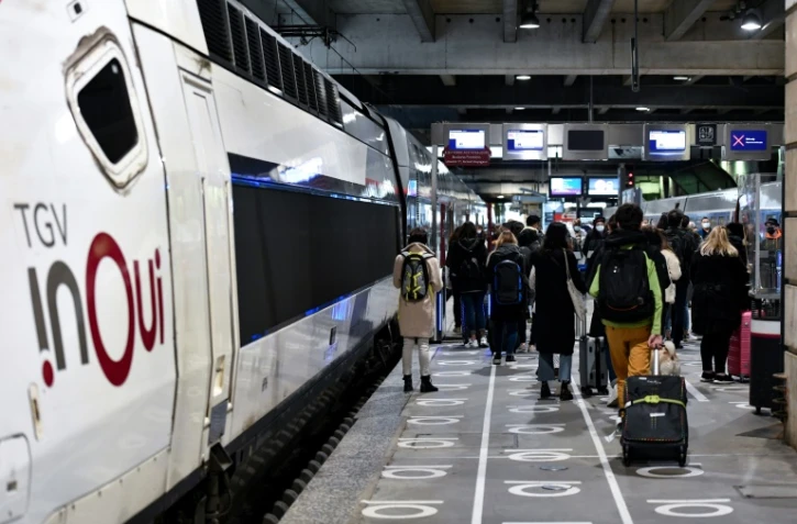 Des voyageurs se dirigent vers un TGV le 3 avril 2021 Ă la gare Montparnasse Ă Paris