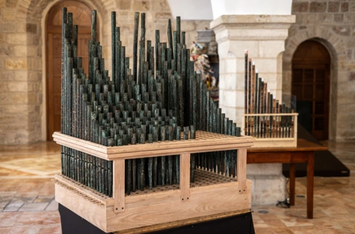 L'orgue le plus ancien de la chrétienté (g) à côté d'une autre réplique (d), lors de leur présentation au couvent Saint-Sauveur dans la Vieille ville de Jérusalem, le 9 septembre 2025