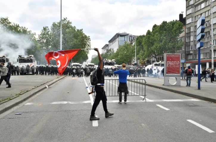 Un homme brandit un drapeau du parti socialiste belge lors d'une manifestation anti-austérité à Bruxelles le 24 mai 2016