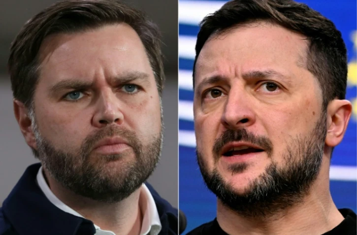 Le vice-président américain J.D. Vance (à gauche) dans l'Ohio le 3 février 2025 et le président ukrainien Volodomyr Zelensky (à droite) à Bruxelles le 19 décembre 2024