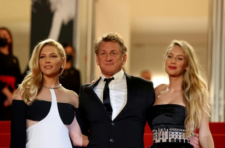 L'actrice Katheryn Winnick (G), le ralisateur Sean Penn et l'actrice Dylan Penn à Cannes le 10 juillet 2021