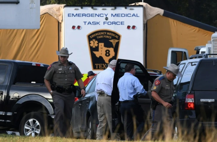 Les forces de l'ordre devant l'entrée de l'église de Sutherland Springs, au Texas, le 6 novembre 2017