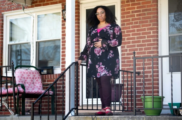 Ashley Esposito, devant son domicile à Baltimore (Maryland), le 6 avril 2020 envisage l'accouchement à domicile en raison du coronavirus
