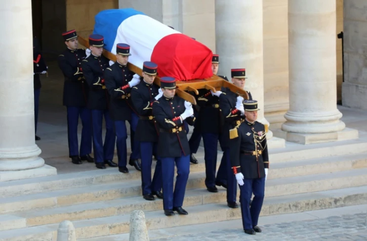 Le cercueil du chanteur Charles Aznavour porté par les gardes républicains lors de l'hommage national aux Invalides, le 5 octobre 2018 à Paris