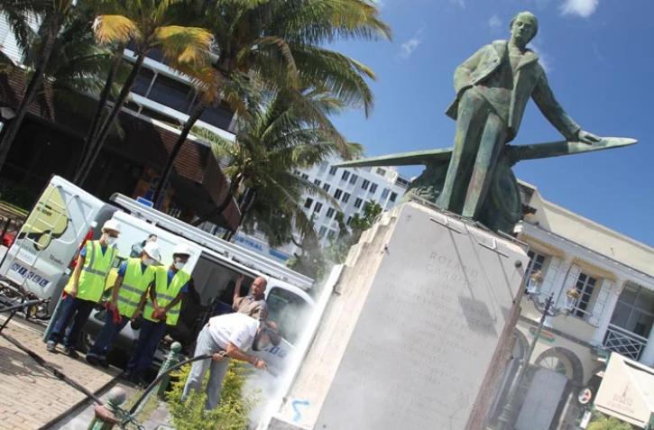 Lundi 12 septembre 2011 
Nettoyage de la statue de Roland Garros au Barachois.
Photo Michel Désiré