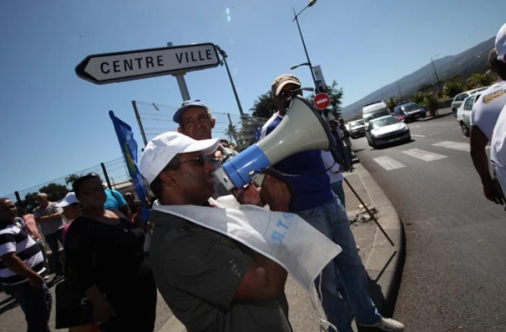Lundi 19 Septembre 2011

Une centaine d'employés communaux manifeste devant la mairie de Saint-Paul