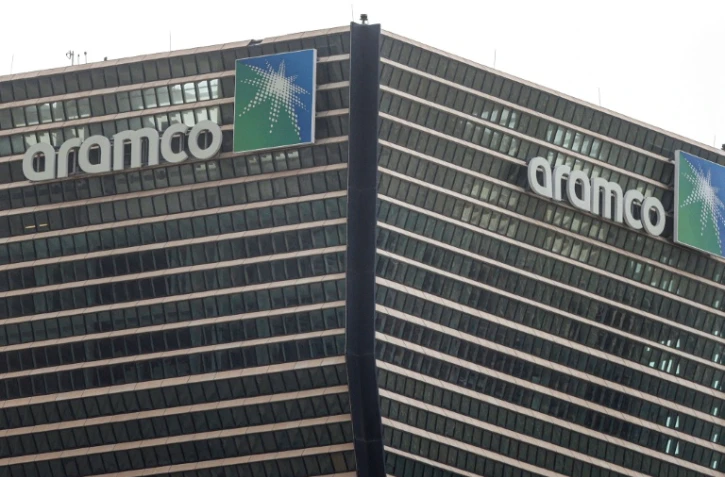 Le logo d'Aramco sur les tours du siège à Riyad, le 9 mars 2026 en Arabie saoudite