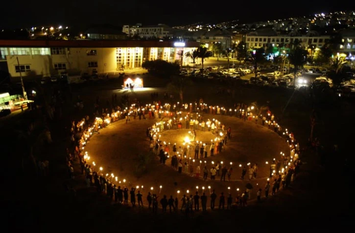 Mandala de lumières à la Trinité en 2010 pour la journée de la non-violence (photo mairie de Saint-Denis)