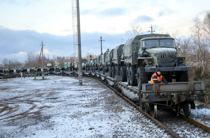 Photo fournie le 18 janvier 2022 par le ministère bélarus de la Défense d'un train transportant des véhicules militaires russes pour des manoeuvres militaires au Bélarus