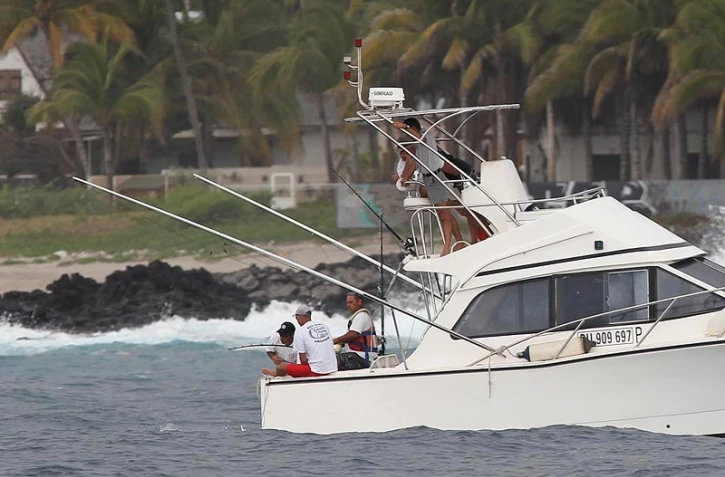 Mardi 27 Septembre 2011
Opération de pêche de requins autorisée par la préfecture devant Boucan Canot