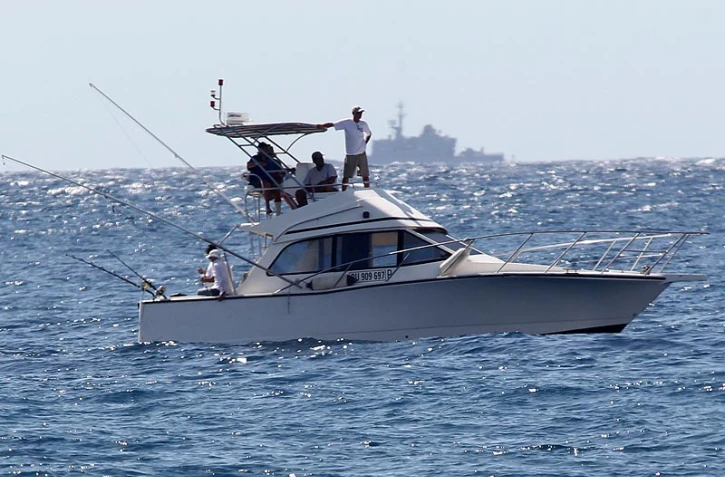 Mercredi 28 Septembre 2011
OpĂ©ration de pĂȘche de requins autorisĂ©e par la prĂ©fecture devant Boucan Canot