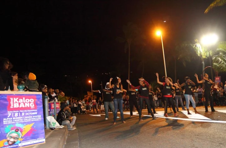 Samedi 1er octobre 2011 - Kudoro géant au marché de nuit de Saint-Denis en attendant le début du Kaloo bang (Photo image.re)