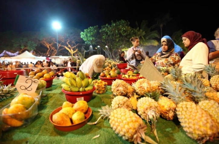 Samedi 1er octobre 2011 - Kudoro géant au marché de nuit de Saint-Denis en attendant le début du Kaloo bang (Photo image.re)