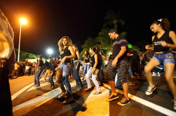 Samedi 1er octobre 2011 - Kudoro géant au marché de nuit de Saint-Denis en attendant le début du Kaloo bang (Photo image.re)