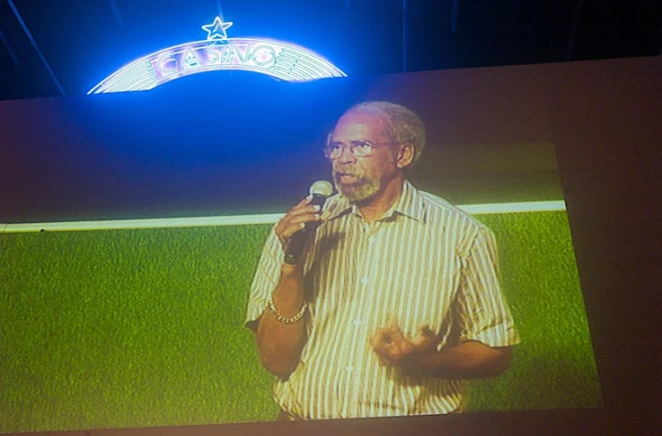 Jean-Yves Langenier, maire du Port, lance l'édition 2011 du festival international du film d'Afrique et des îles (Photo Laurent Zitte)