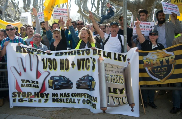 Des chauffeurs de taxis de Barcelone protestent contre la "concurrrence déloyale" des services VTC et Uber, le 16 mars 2017 dans la capitale catalane