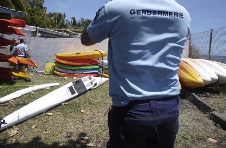 Mercredi 5 Octobre 2011

Un kayakiste attaqué par un requin photo Nicolas Bouhet