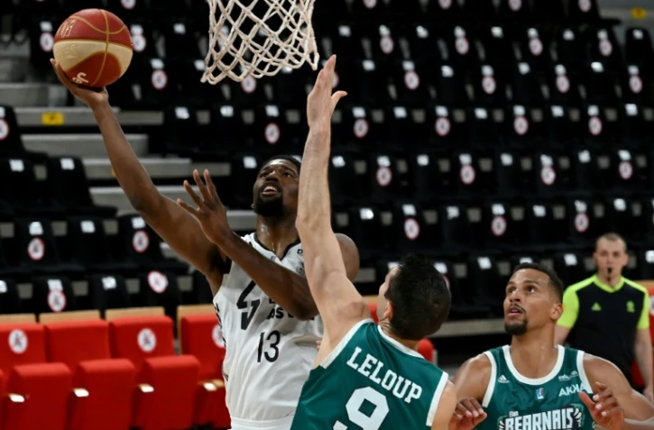 L'équipe de Pau-Orthez de Jérémy Leloup, ici en défense sur Kevarrius Hayes (Asvel) à Villeurbanne le 20 avril 20 2021,est exclu du Basket Elite