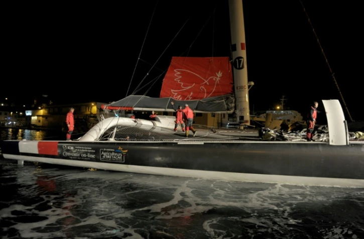 Le maxi-trimaran Idec Sport de Francis Joyon au départ du Trophée Jules Verne, le 16 décembre 2016 à Brest