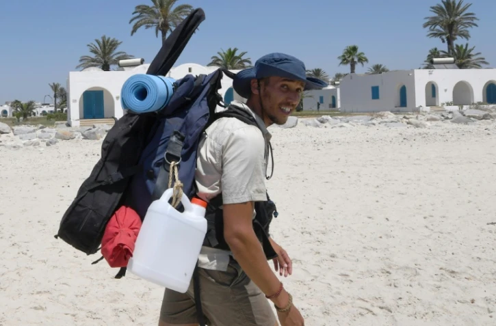 Mohamed Oussama Houij a entrepris de nettoyer 30 plages en Tunisie, en parcourant 300 km malgré la canicule. Photo prise le 26 juillet 2018 sur la plage de Nabeul